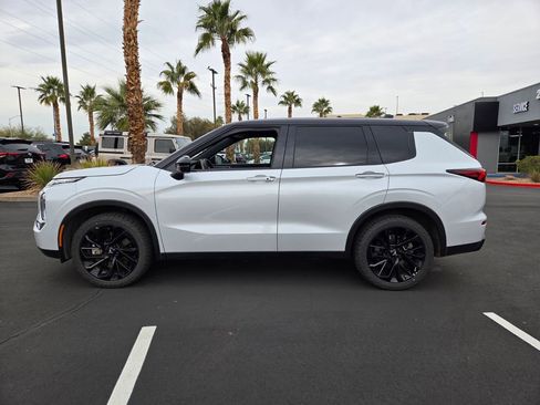 Used 2023 Mitsubishi Outlander SEL image 3