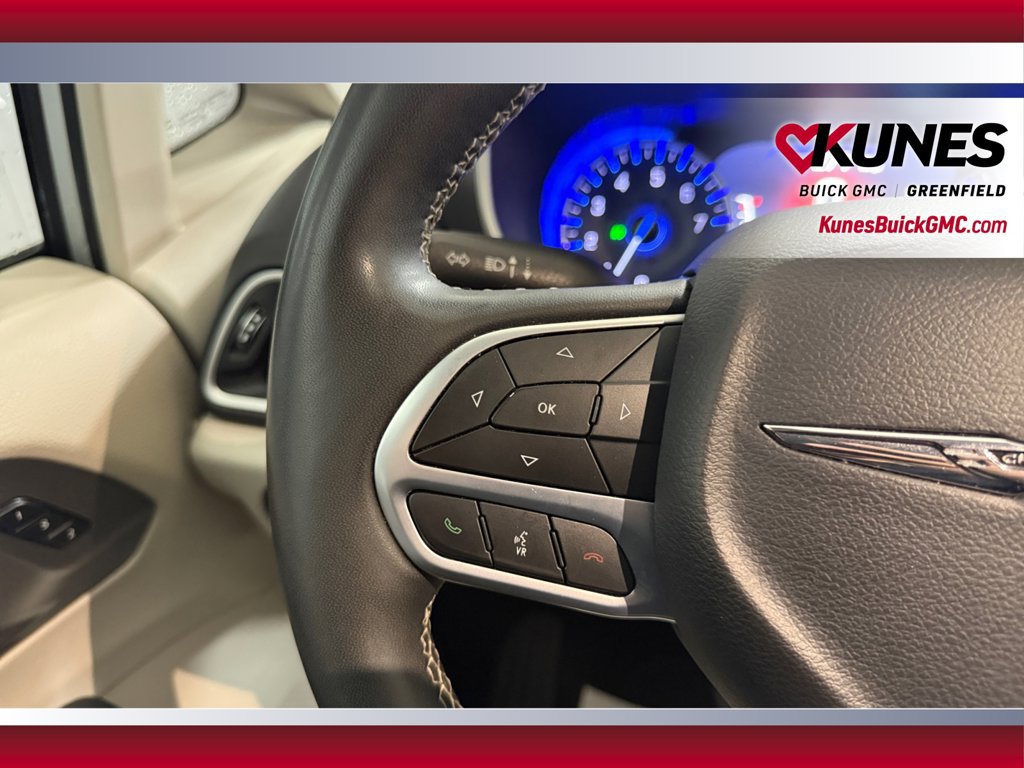 Used 2024 Chrysler Pacifica Touring-L FWD image 17