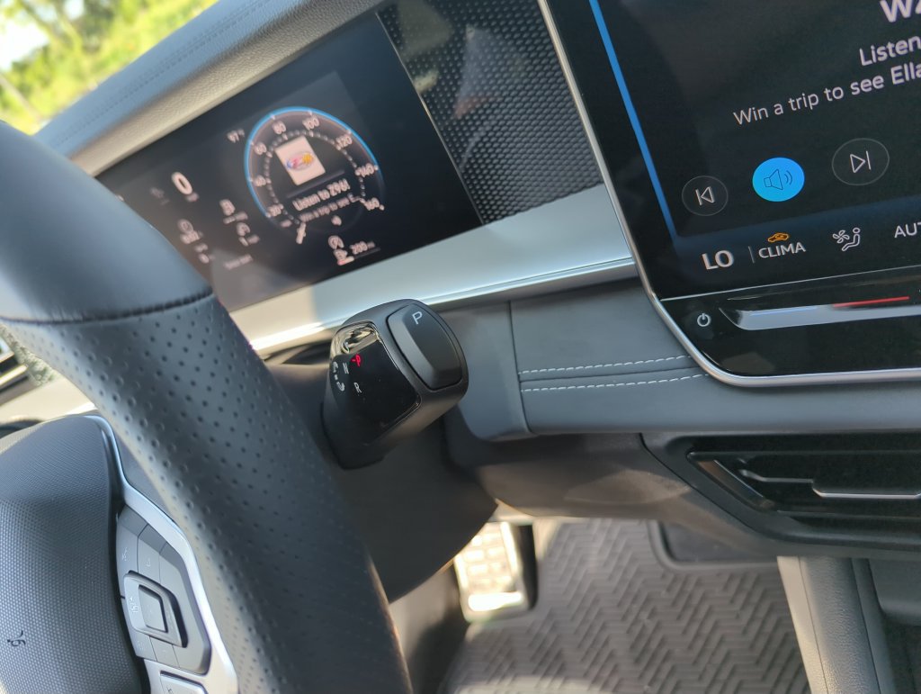 New 2026 Volkswagen Tiguan SE R-Line FWD image 24