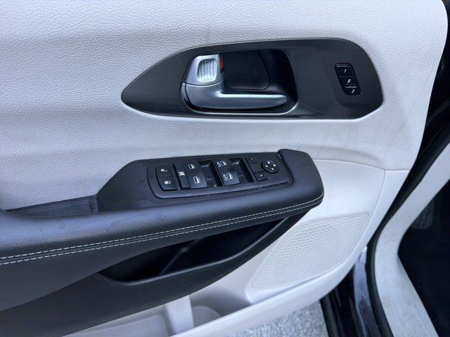 Used 2024 Chrysler Pacifica Touring-L FWD image 14