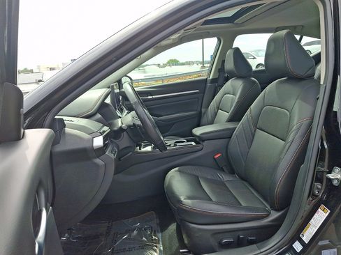 Used 2024 Nissan Altima 2.5 SR w/ SR Premium Package FWD image 13