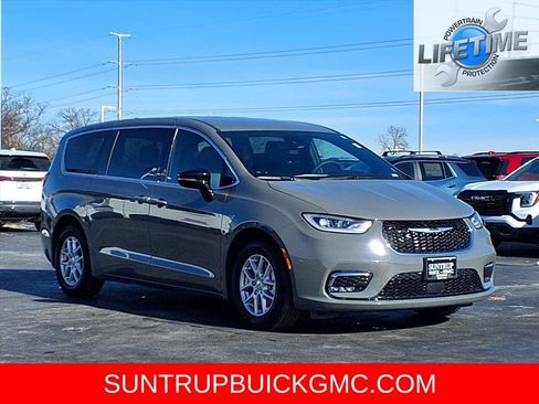 Used 2025 Chrysler Pacifica Select image 2