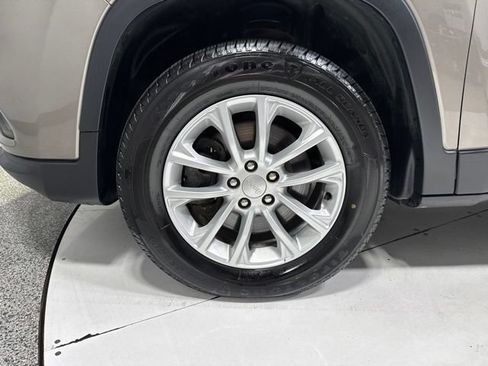 Used 2019 Jeep Cherokee Latitude w/ Popular Appearance Group AWD/4WD image 5