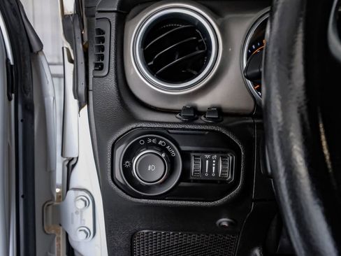 Used 2018 Jeep Wrangler Unlimited Sahara image 26