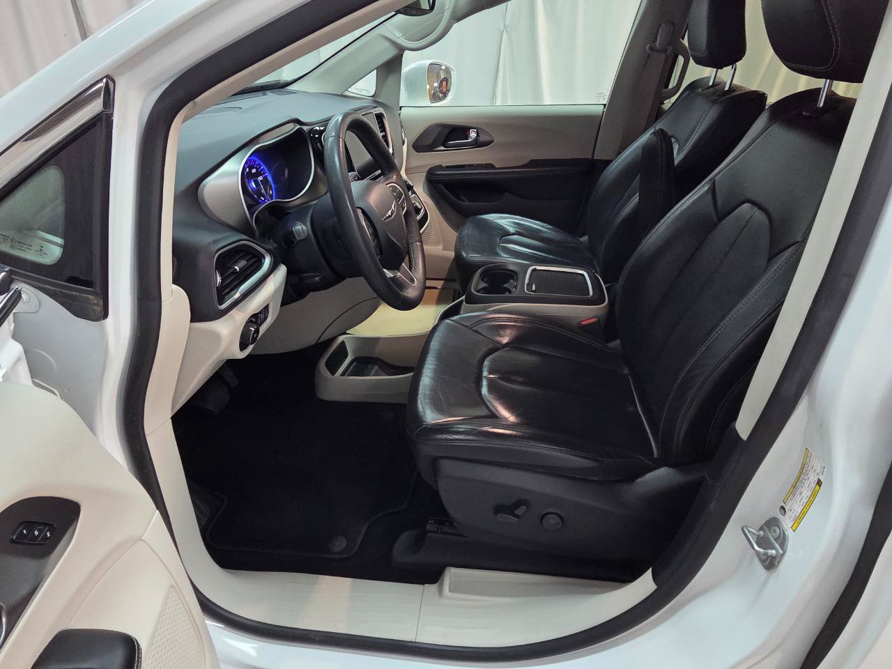 Used 2022 Chrysler Pacifica Touring-L FWD image 12