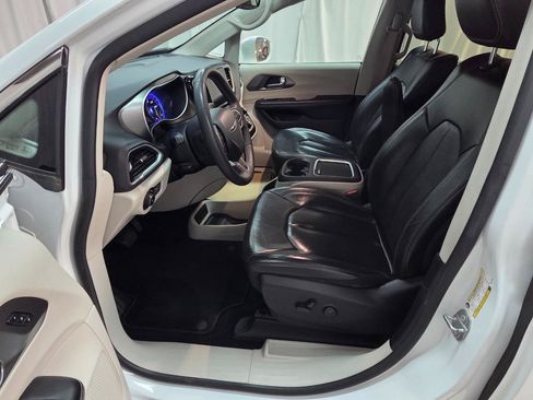 Used 2022 Chrysler Pacifica Touring-L FWD image 12