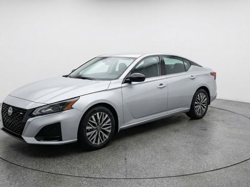 Used 2025 Nissan Altima 2.5 SV image 3