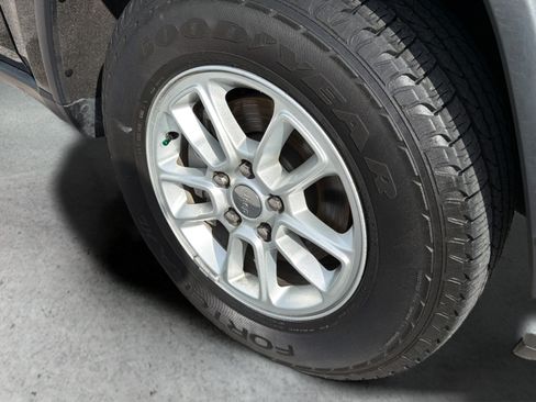 Used 2018 Jeep Grand Cherokee Laredo RWD image 36