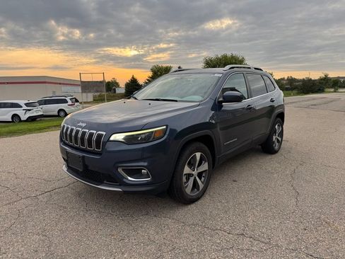 Used 2021 Jeep Cherokee Limited w/ Trailer Tow Group AWD/4WD image 11