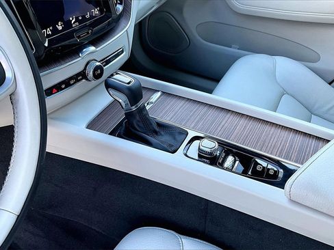 Used 2021 Volvo XC60 T5 Momentum image 17