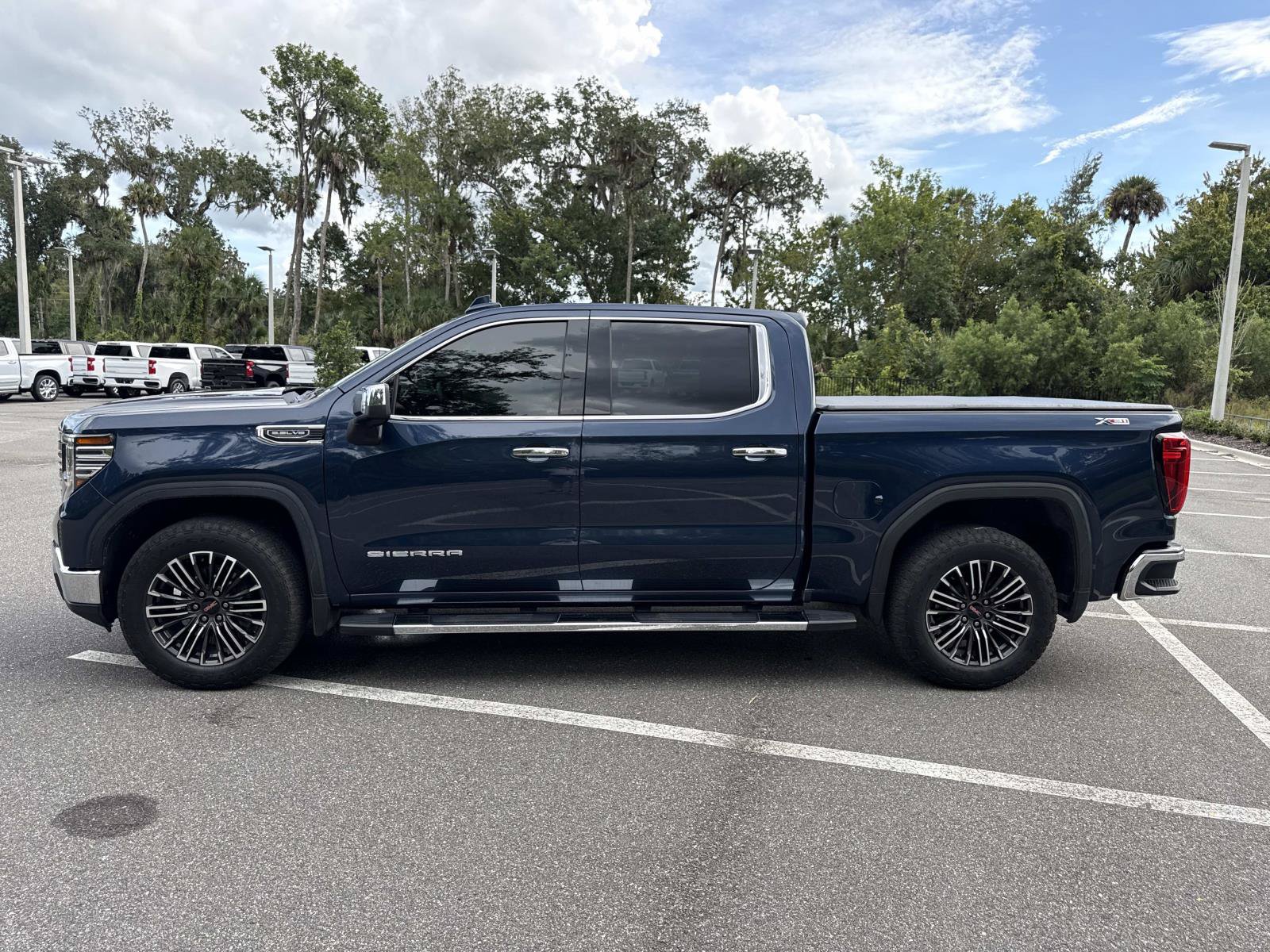 Used 2023 GMC Sierra 1500 SLT w/ SLT Premium Package AWD/4WD image 6