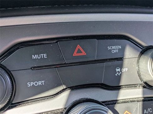 Used 2022 Dodge Challenger SXT image 27