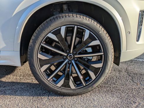 New 2026 Volvo XC90 B6 Plus w/ Protection Package Premier AWD/4WD image 18