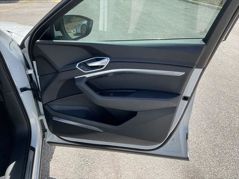 Used 2019 Audi e-tron Premium Plus image 35