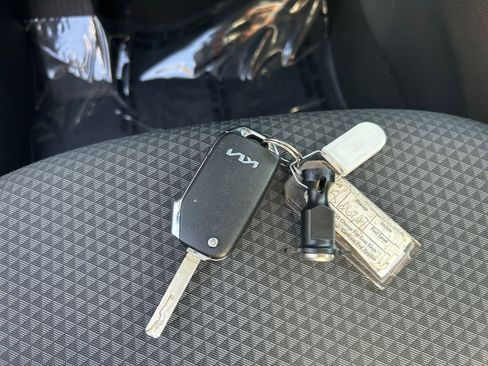Used 2025 Kia Soul LX w/ LX Technology Package FWD image 18