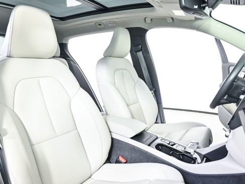 Used 2024 Volvo XC40 B5 Ultimate w/ Protection Package Premier image 25