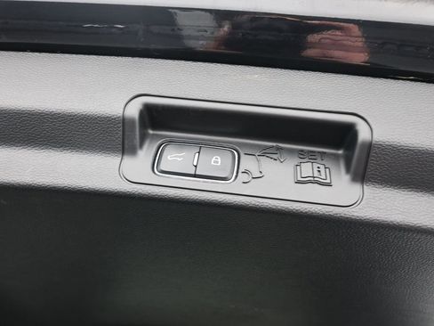 Used 2022 Ford Explorer XLT w/ Equipment Group 202A image 10