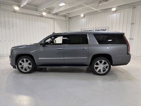 Used 2020 Cadillac Escalade ESV Luxury image 2