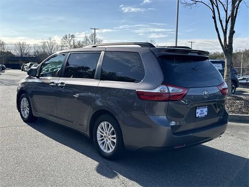 Used 2015 Toyota Sienna L image 5