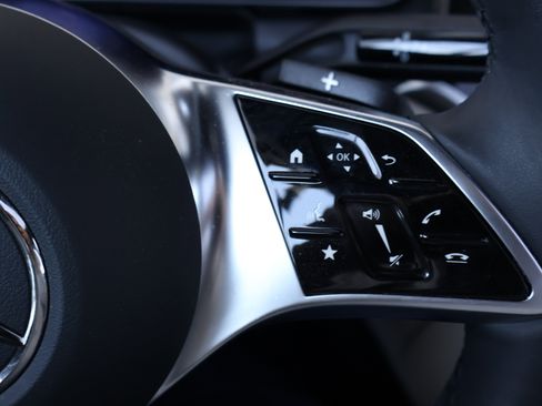 Used 2025 Mercedes-Benz GLC 350e 4MATIC image 33