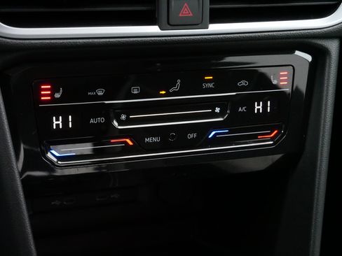 Used 2025 Volkswagen Taos SE image 23