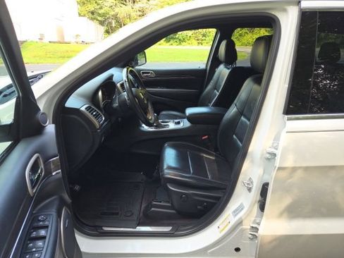 Used 2017 Jeep Grand Cherokee Overland w/ Jeep Active Safety Group AWD/4WD image 13