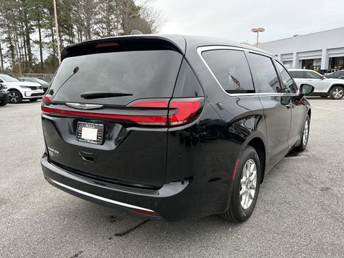 Used 2024 Chrysler Pacifica Touring-L image 6