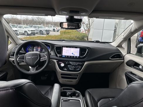 Used 2023 Chrysler Pacifica Touring-L FWD image 21