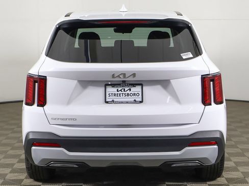 Used 2024 Kia Sorento LX FWD image 11