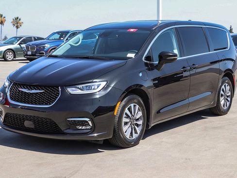 Used 2022 Chrysler Pacifica Touring-L FWD image 3