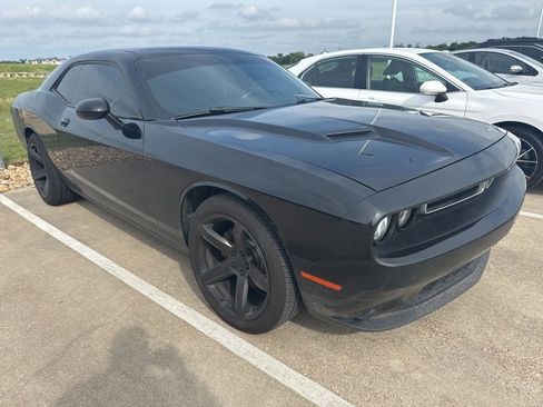 Used 2016 Dodge Challenger SXT RWD image 1