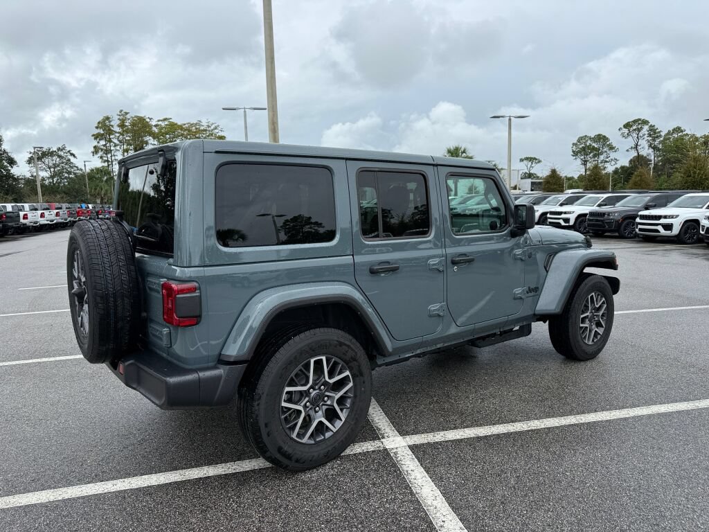 Used 2026 Jeep Wrangler Unlimited Sahara AWD/4WD image 3