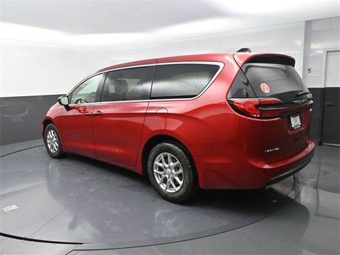 New 2026 Chrysler Pacifica Select image 5