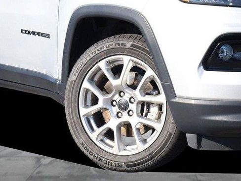 Used 2025 Jeep Compass Limited AWD/4WD image 3