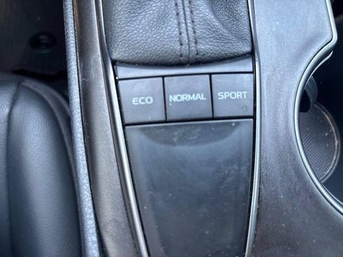 Used 2022 Toyota Camry SE w/ Carpet Mat Package (TMS) FWD image 24