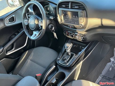 Used 2025 Kia Soul LX w/ LX Technology Package FWD image 12