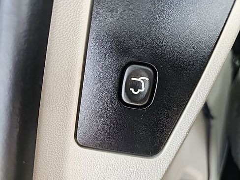 Used 2014 Chrysler Town & Country Touring-L image 25