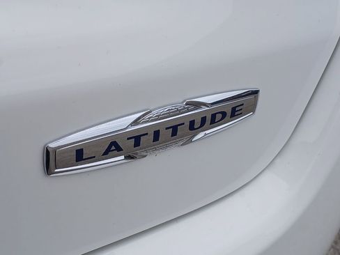 Used 2018 Jeep Compass Latitude w/ Cold Weather Group AWD/4WD image 28