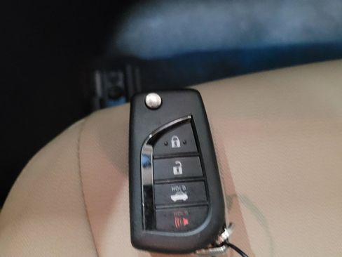 Used 2018 Toyota Camry LE image 32