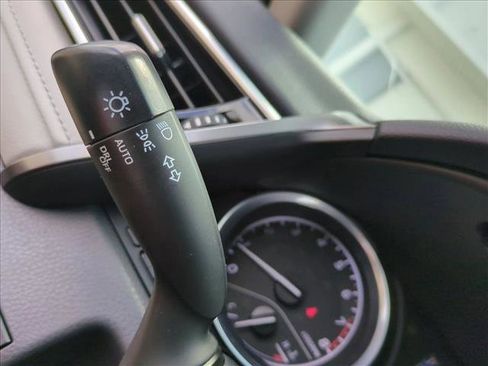 Used 2018 Toyota Camry SE w/ Moonroof Package image 9