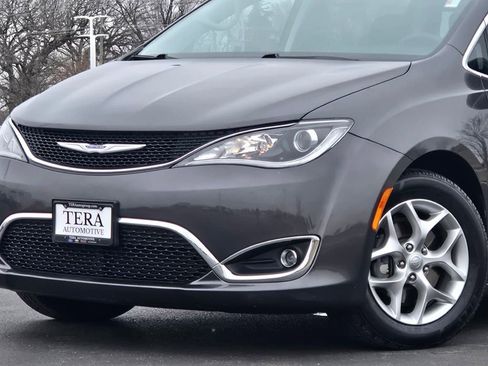 Used 2018 Chrysler Pacifica Touring Plus w/ Tire & Wheel Group image 2