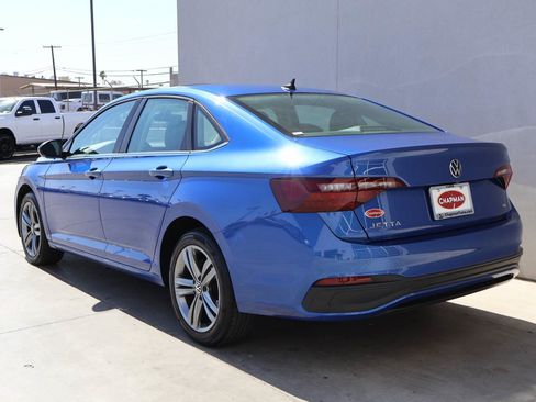Used 2024 Volkswagen Jetta SE FWD image 3