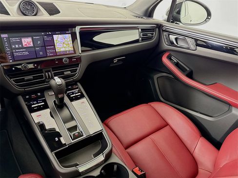 Used 2025 Porsche Macan image 27