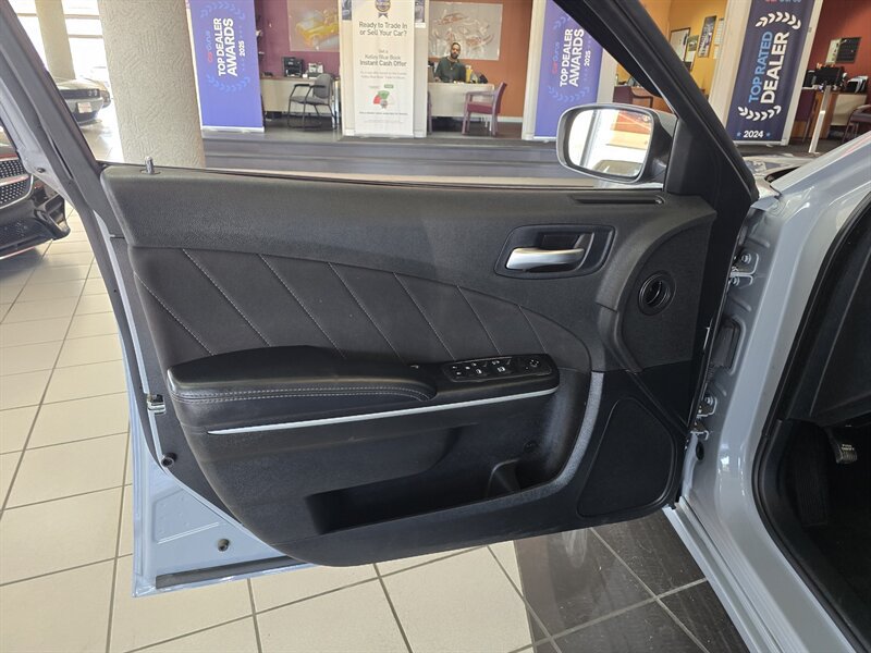 Used 2022 Dodge Charger SXT RWD image 6