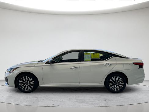 Used 2025 Nissan Altima 2.5 SV FWD image 8