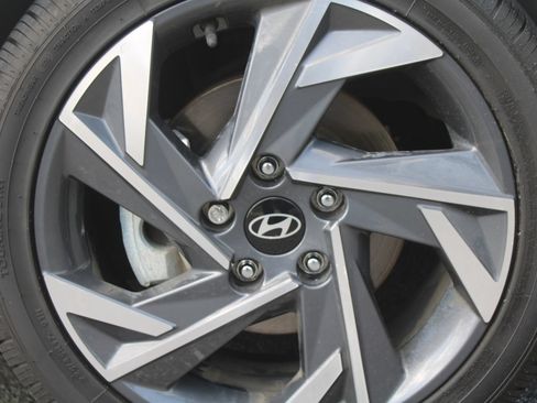 Used 2025 Hyundai Elantra Sport FWD image 17