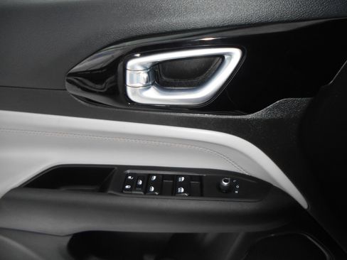 Certified 2024 Jeep Compass Limited image 13