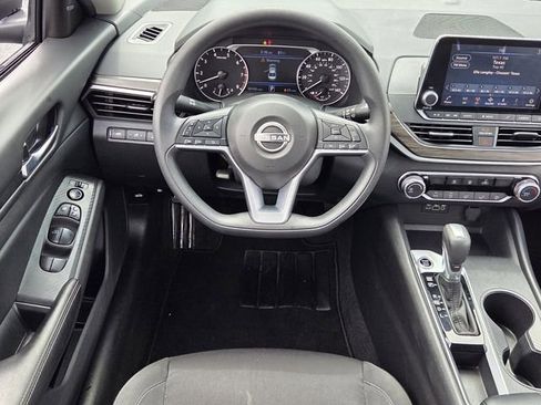 Used 2025 Nissan Altima 2.5 SV FWD image 11