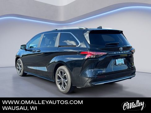 Used 2025 Toyota Sienna Platinum AWD/4WD image 3