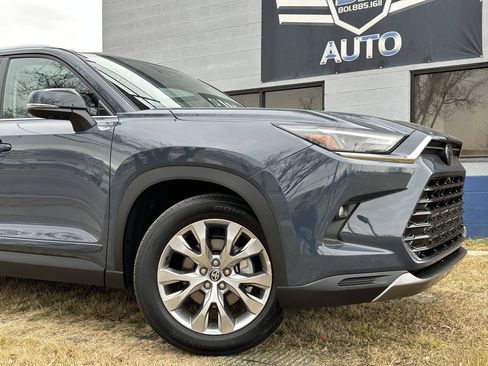 Used 2025 Toyota Grand Highlander AWD image 3
